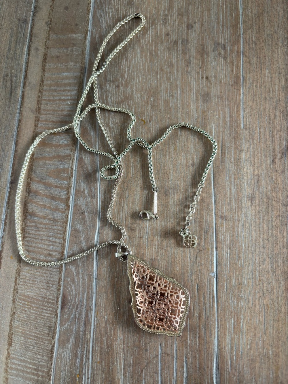 ✨❣️❣️GIVEAWAY ❣️❣️Kendra Scott Necklace